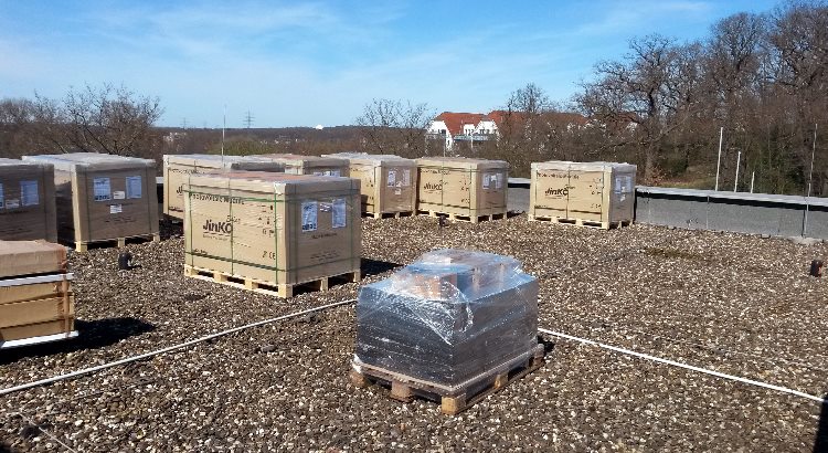 Bau der Solaranlage auf dem Schulzentrum Holthausen in Hattingen