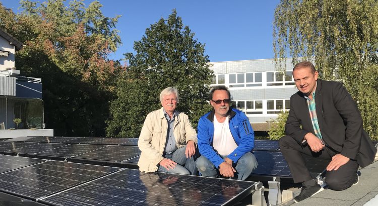 Photovoltaikanlagen auf der Hauptverwaltung von en|wohnen in der Castorffstr. 20 in Schwelm - von links nach rechts: Rolf Weber (Vorsitzender BEG-58), Jürgen Blasius (Solarteur BSS) und Alexander Dyck (Geschäftsführer en|wohnen). Fotograf: Uwe Slotkowski BEG-58