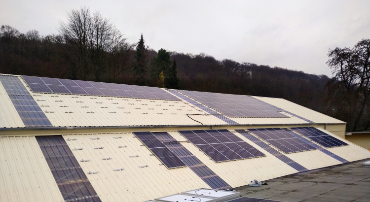 Solaranlage auf dem Dach einer Lagerhalle.