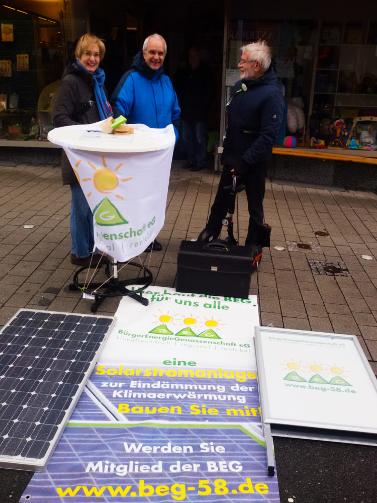 Klaus Dieter Röllke mit Besuchern am Stand der BEG-58. Der Umwelt- und Frühlingsmarkt in Gevelsberg war eine Herausforderung.