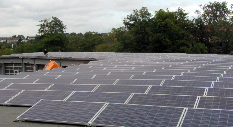 Solarstromanlage der Bürgerenergiegenossenschaft 58 auf dem Dach der Fahrzeughalle der Stadtwerke Hattingen noch reichlich Platz für eine Solarstromanlage.