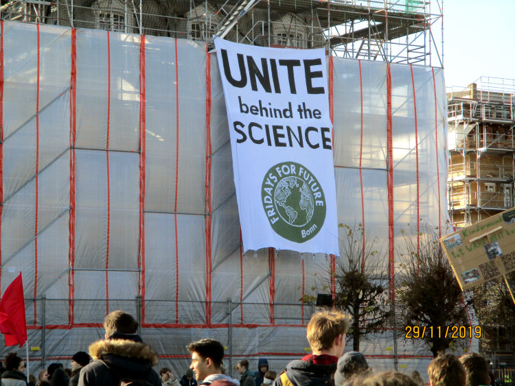 Fridays for Future Demo in Bonn. Banner am Baugerüst mit der Aufschrift: Unite behind the science.