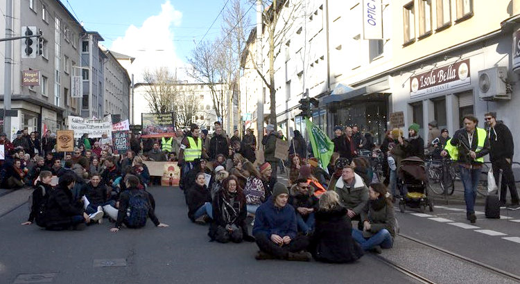 Fridays for Future Demo in Witten - ein Sitz Flashmob.