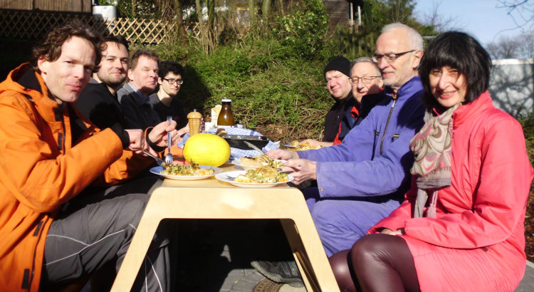 Gemainsames Mittagessen, nach dem alle Solarmodule aufs Dach geschafft wurden.