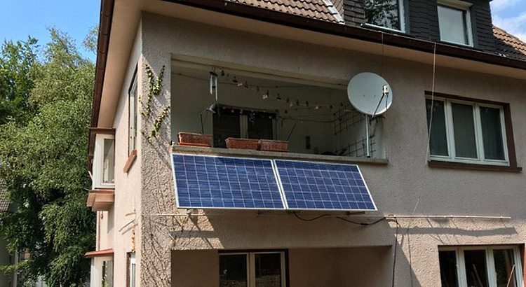 Stecker-Solar-Gerät an einem Balkon in Hagen