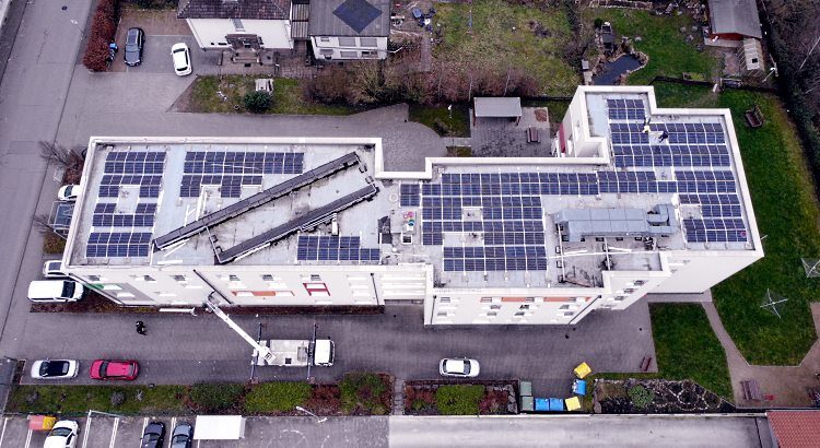 Solaranlage der BEG-58 auf dem Dach der Kaisberg KLinik in Halle Vorhalle