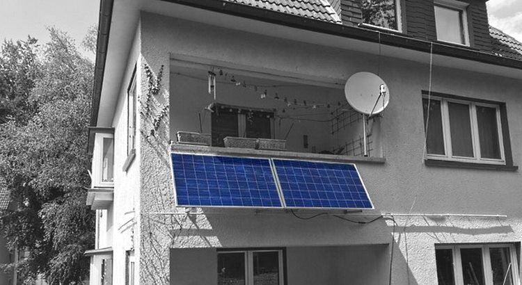 Stecker-Solar-Gerät (Solarsteckermodul) an einem Balkon: Eine Möglichkeit Photovoltaik Strom für den eigenen Bedarf zu erzeugen.