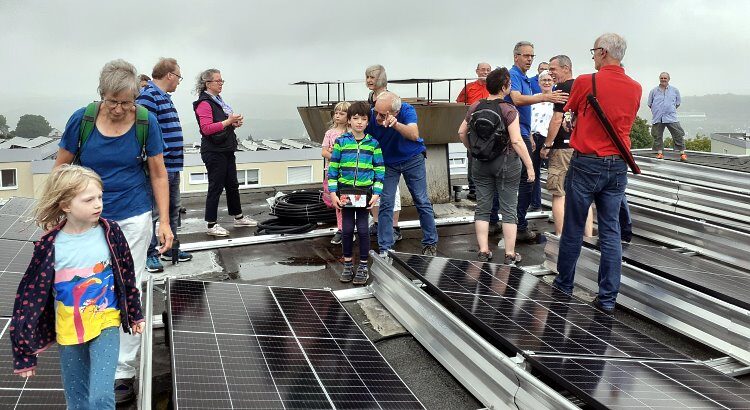 BEG-58 Mitglieder auf dem Flachdach der Wohnanlage ‚Röthelteich in Voerde, das mit einer neuen Solaranlage belegt wurde.