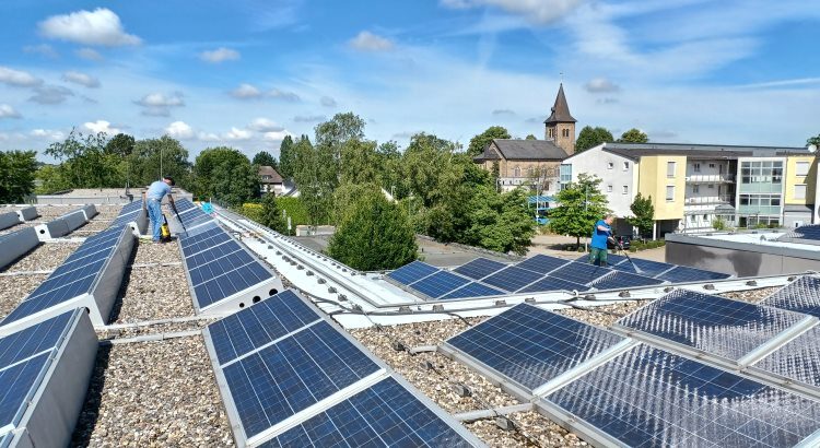 Reinigungsaktion: Solarpanelen werden mit Hochdruckreiniger gesäubert