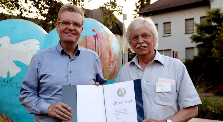 Dr. Thorsten Möller vom Genossenschaftsverband in Münster überreicht Rolf Weber den Ehrenbrief des Genossenschaftsverbands für seine fundierte langjährige Mitarbeit im Verband.