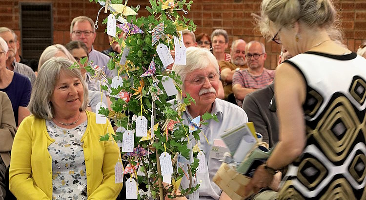 Die langjährige Begleiterin und Aufsichtsratsvorsitzende Beate Petersen überreichte Rolf abschließend die vielen Geschenke der Genoss*innen.