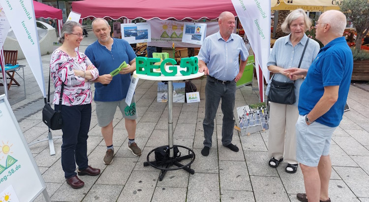 Der Stand der BEG-58 auf dem Umwelttag in Hagen. Die Standbesetzung im Gespräch mit Interessenten.