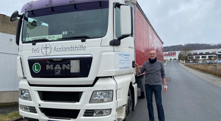 Gebrauchte, ausgetauschte Module werden vom LKW der Auslandshilfe in die Ukraine transportiert.