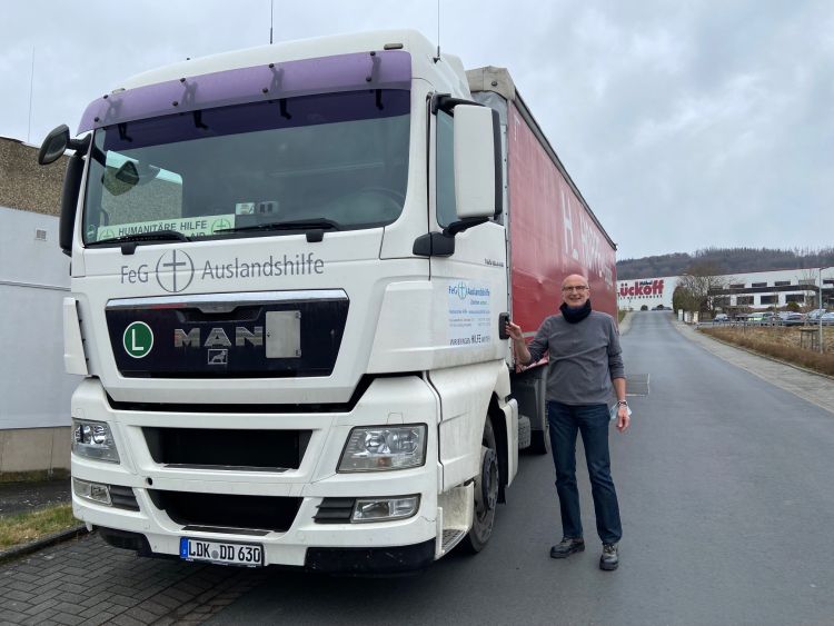 Gebrauchte, ausgetauschte Module werden vom LKW der Auslandshilfe in die Ukraine transportiert.