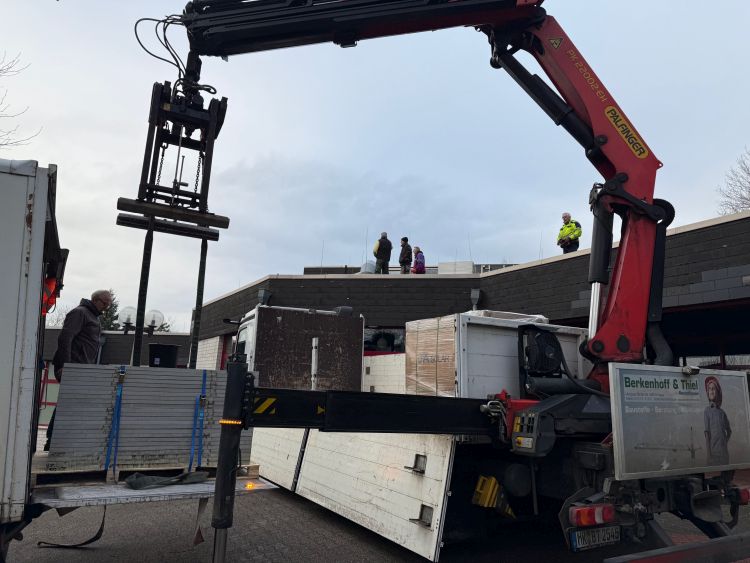Gebrauchte, ausgetauschte Module werden auf den LKW geladen