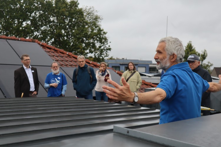 Besichtigung der Photovoltaikanlage auf dem Dach des Seniorenzentrums St. Elisabeth von Thüringen