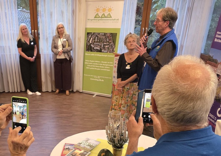 Stefan Wolf berichtet über den Bau der PV-Anlage, Foto: Kai Rüsberg